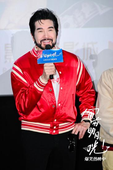 窗前明月，咣！南京路演爆笑不断，宋小宝穿婚纱竟被误认为非洲粉丝！你猜现场发生了什么？  第2张