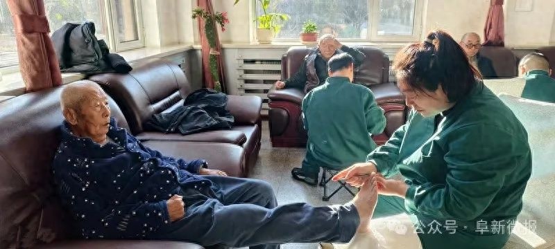 23年如一日！修脚师傅冯丹为何坚持为老兵义务修脚？背后故事令人动容  第1张
