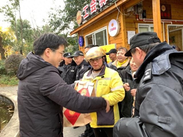 寒冬中的温暖守护！坎墩街道总工会如何为户外劳动者送上新年惊喜？  第1张