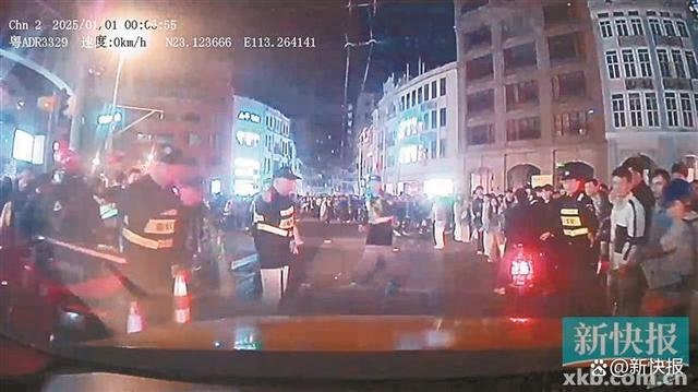 广州跨年夜惊险一幕!的士司机、交警、路人齐力救老人,你猜结果如何? 第2张 广州跨年夜惊险一幕!的士司机、交警、路人齐力救老人,你猜结果如何? 第2张