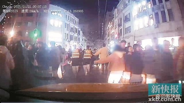 广州跨年夜惊险一幕!的士司机、交警、路人齐力救老人,你猜结果如何? 第3张 广州跨年夜惊险一幕!的士司机、交警、路人齐力救老人,你猜结果如何? 第3张