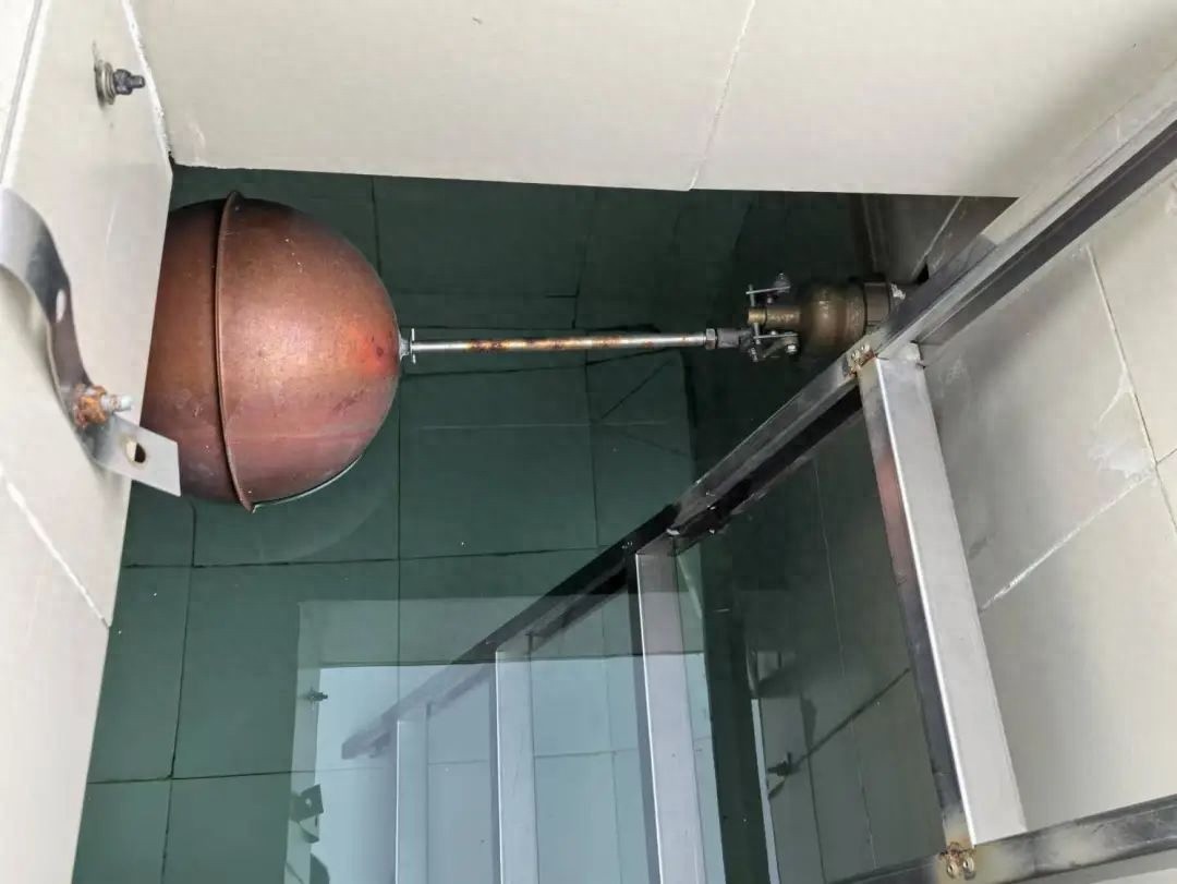 楼顶水箱铜球神秘消失，竟牵出系列盗窃案！你家的水箱安全吗？