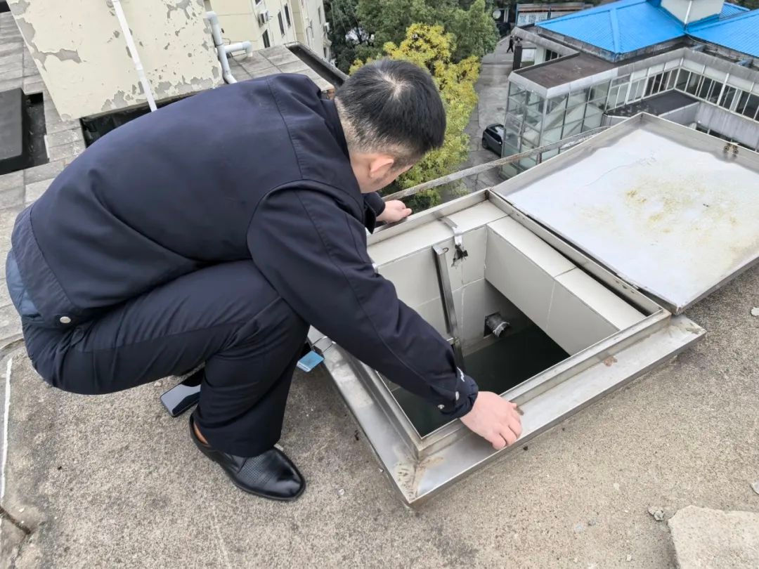 楼顶水箱铜球神秘消失，竟牵出系列盗窃案！你家的水箱安全吗？  第2张