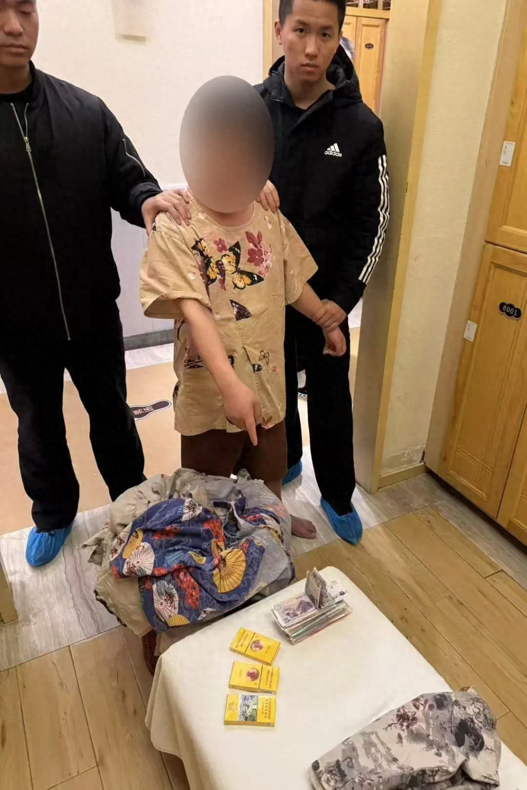 瘦小偷钻门缝盗窃，竟用赃款潇洒洗浴！警方如何破案？
