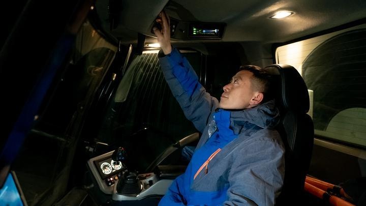 深夜的雪道为何焕然一新？揭秘压雪技师许岩的夜班奇迹  第2张