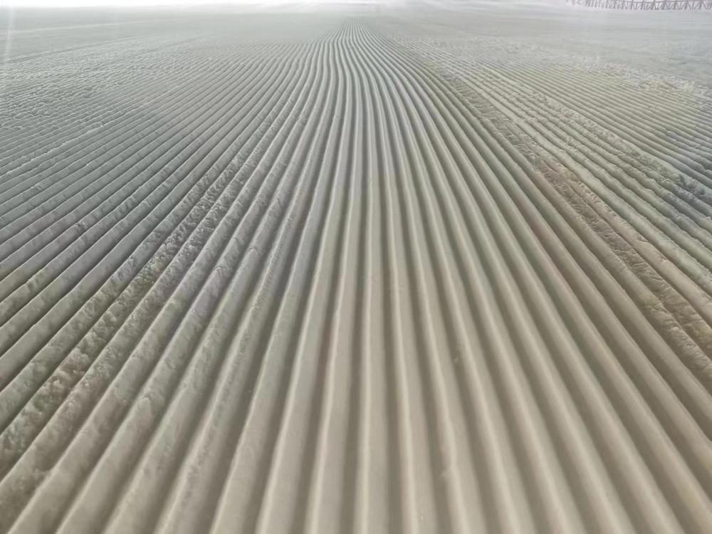 深夜的雪道为何焕然一新？揭秘压雪技师许岩的夜班奇迹  第3张