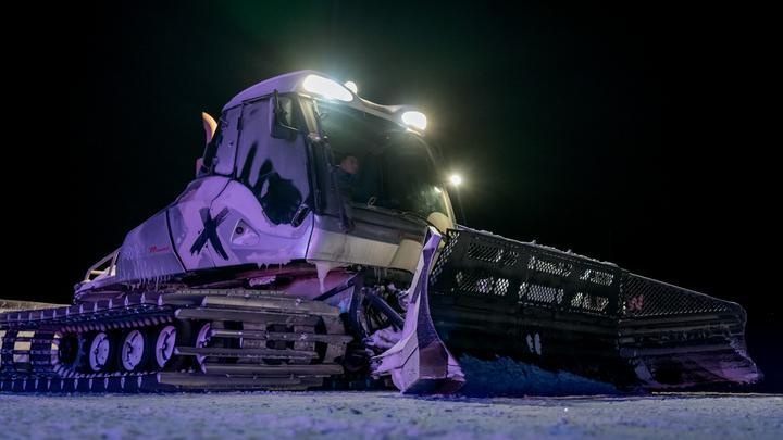 深夜的雪道为何焕然一新？揭秘压雪技师许岩的夜班奇迹  第4张