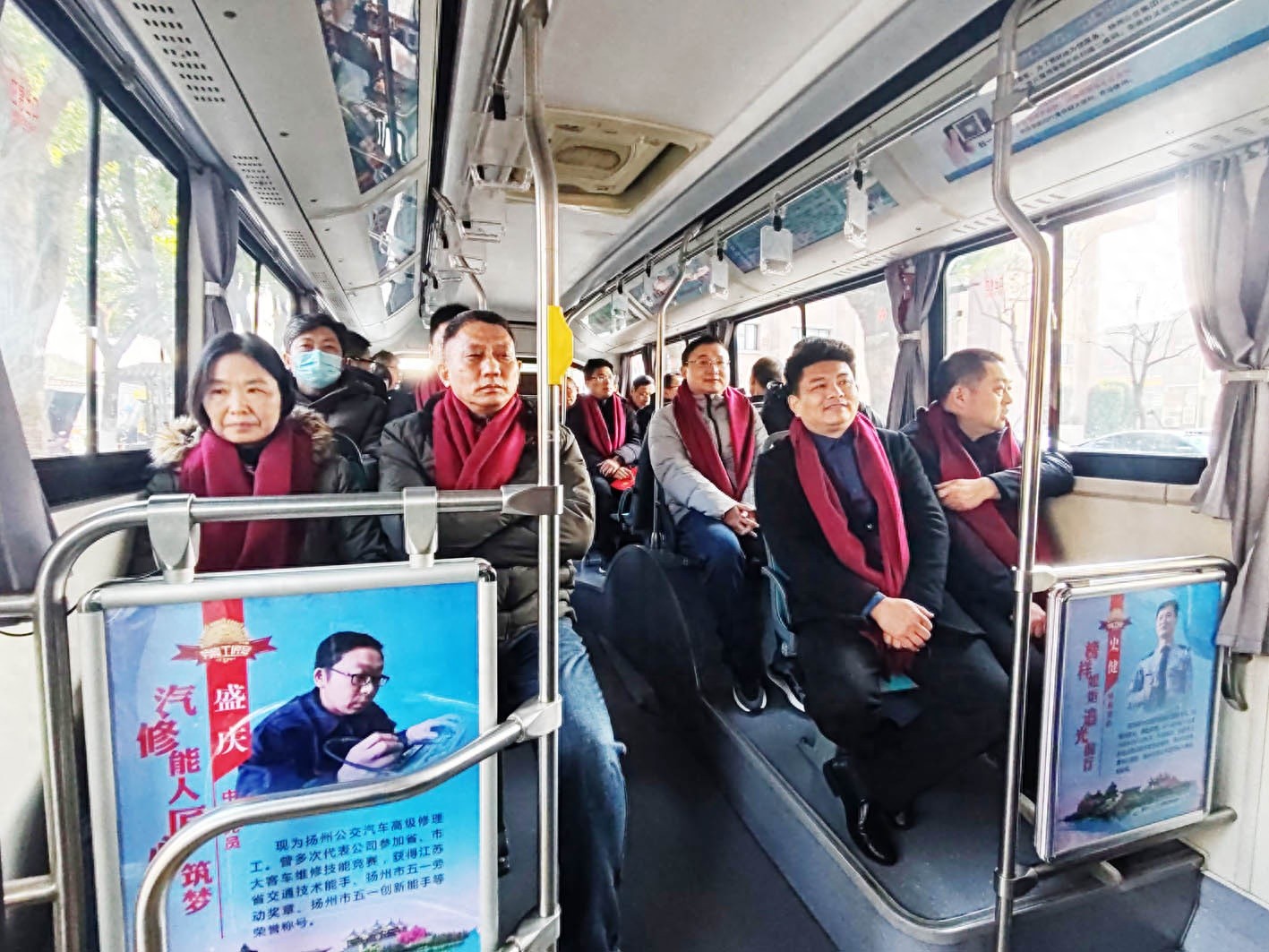 劳模代表新年第一天竟这样度过！乘坐劳模工匠号主题公交车，你猜他们去了哪里？  第1张