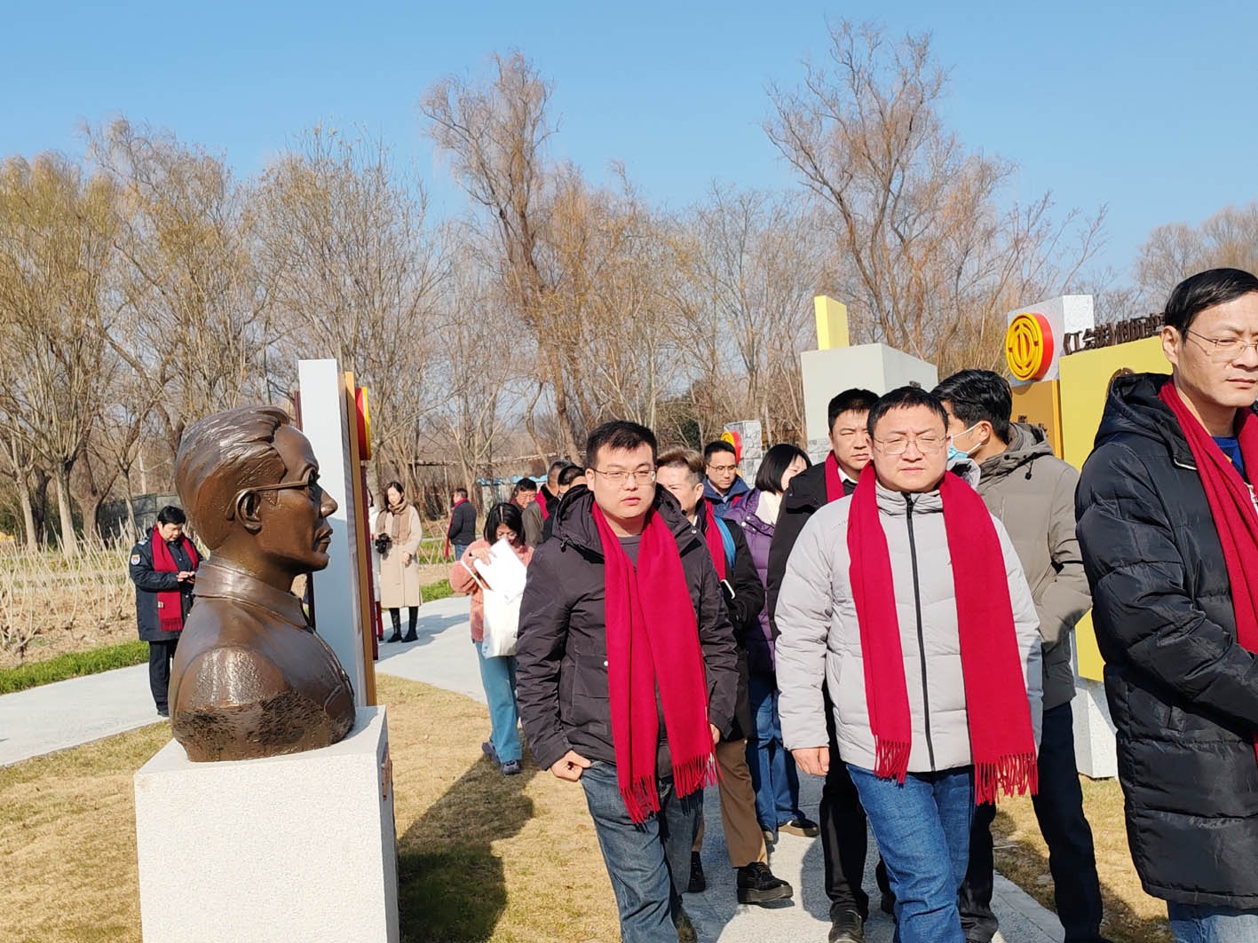 劳模代表新年第一天竟这样度过！乘坐劳模工匠号主题公交车，你猜他们去了哪里？  第2张