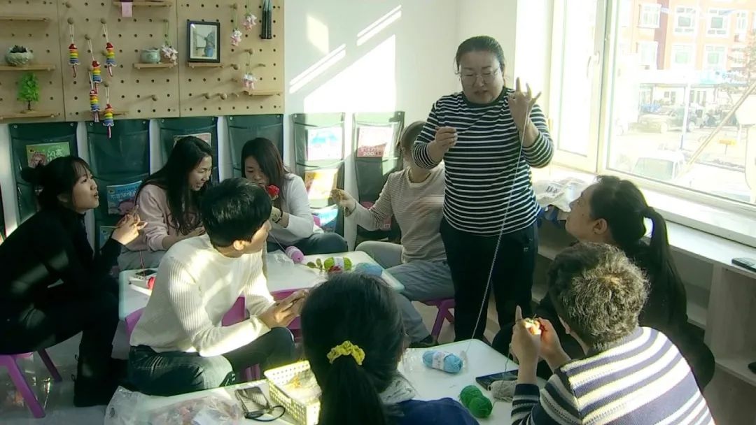 东华社区手工编织培训班：300名妇女如何实现月收入翻倍？  第2张