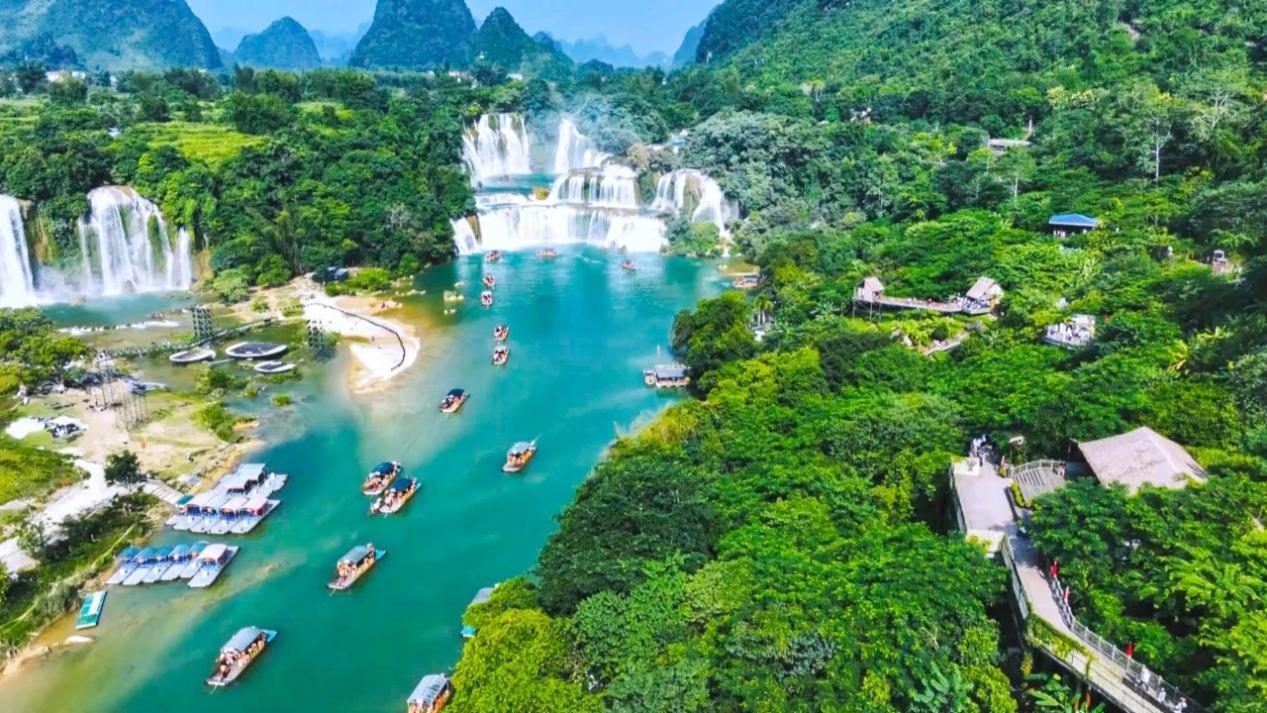 中越德天瀑布跨境游火爆！日均旅客激增90%，你准备好一日游两国了吗？  第2张
