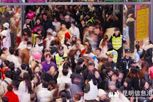 昆明跨年夜97.5万人次狂欢！警方如何确保安全无虞？  第1张