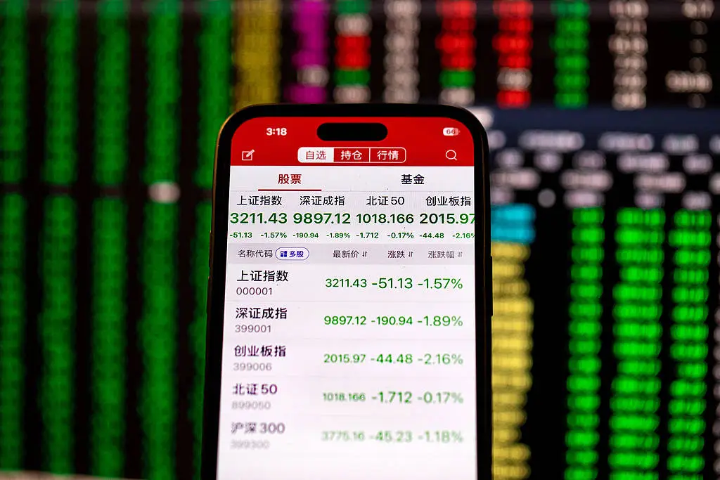 A股震荡下移，热钱加速逃离！2025年股市能否企稳？