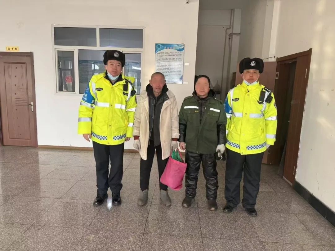 老人独自推车欲上高速，民警暖心救助背后竟有如此感人故事  第2张