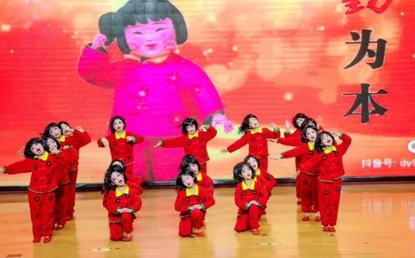 2025年元旦联欢会：庐江县城关小学师生如何用歌声与舞蹈迎接崭新的一年？  第5张