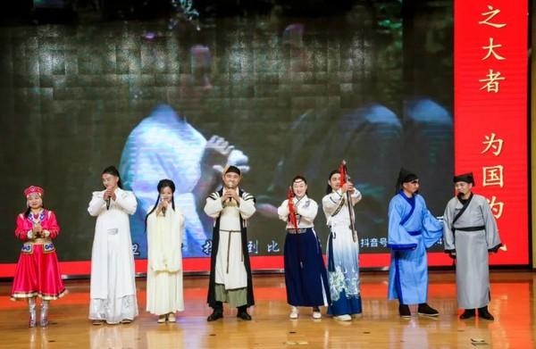 2025年元旦联欢会：庐江县城关小学师生如何用歌声与舞蹈迎接崭新的一年？  第6张