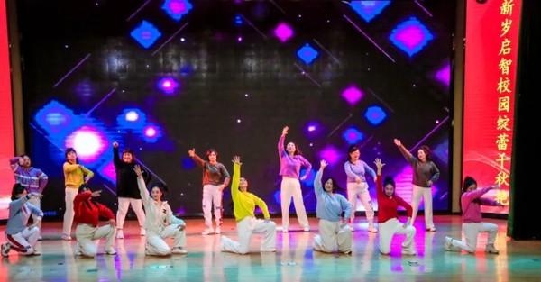 2025年元旦联欢会：庐江县城关小学师生如何用歌声与舞蹈迎接崭新的一年？  第7张