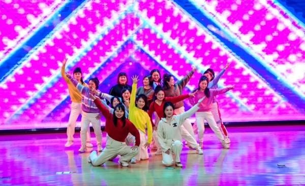 2025年元旦联欢会：庐江县城关小学师生如何用歌声与舞蹈迎接崭新的一年？  第8张