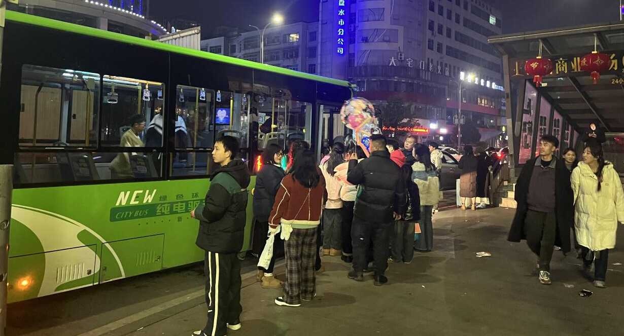 跨年夜出行大考验！市交通运输局如何保障人民广场万人潮？  第2张