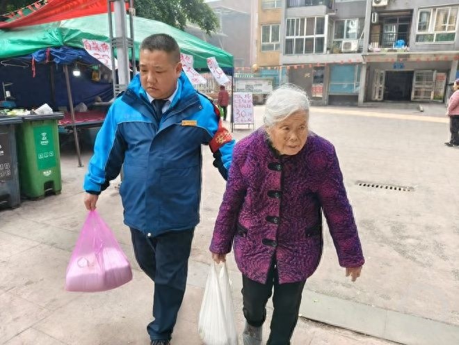 暖心！817路公交司机向毅护送迷路婆婆回家，你遇到过这样的好人吗？