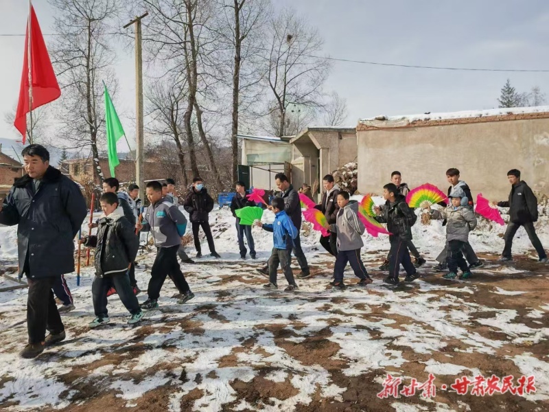 时隔14年！和政县草滩村230名村民为何重燃秧歌激情？  第3张