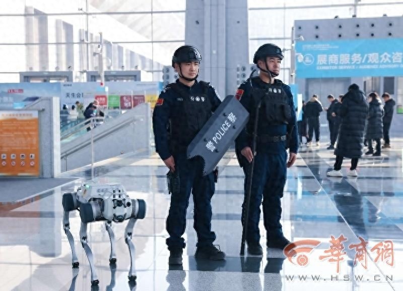 警用机器狗亮相西安车展！未来公共安全将如何智能化？  第1张