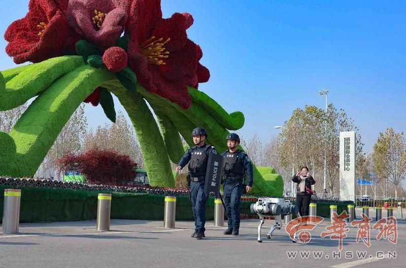 警用机器狗亮相西安车展！未来公共安全将如何智能化？  第2张