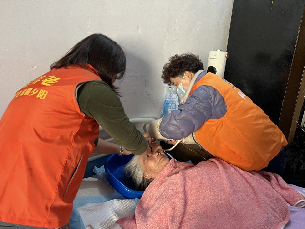 3500万失能老人如何安心洗澡？揭秘老年助浴员的真实工作场景  第1张