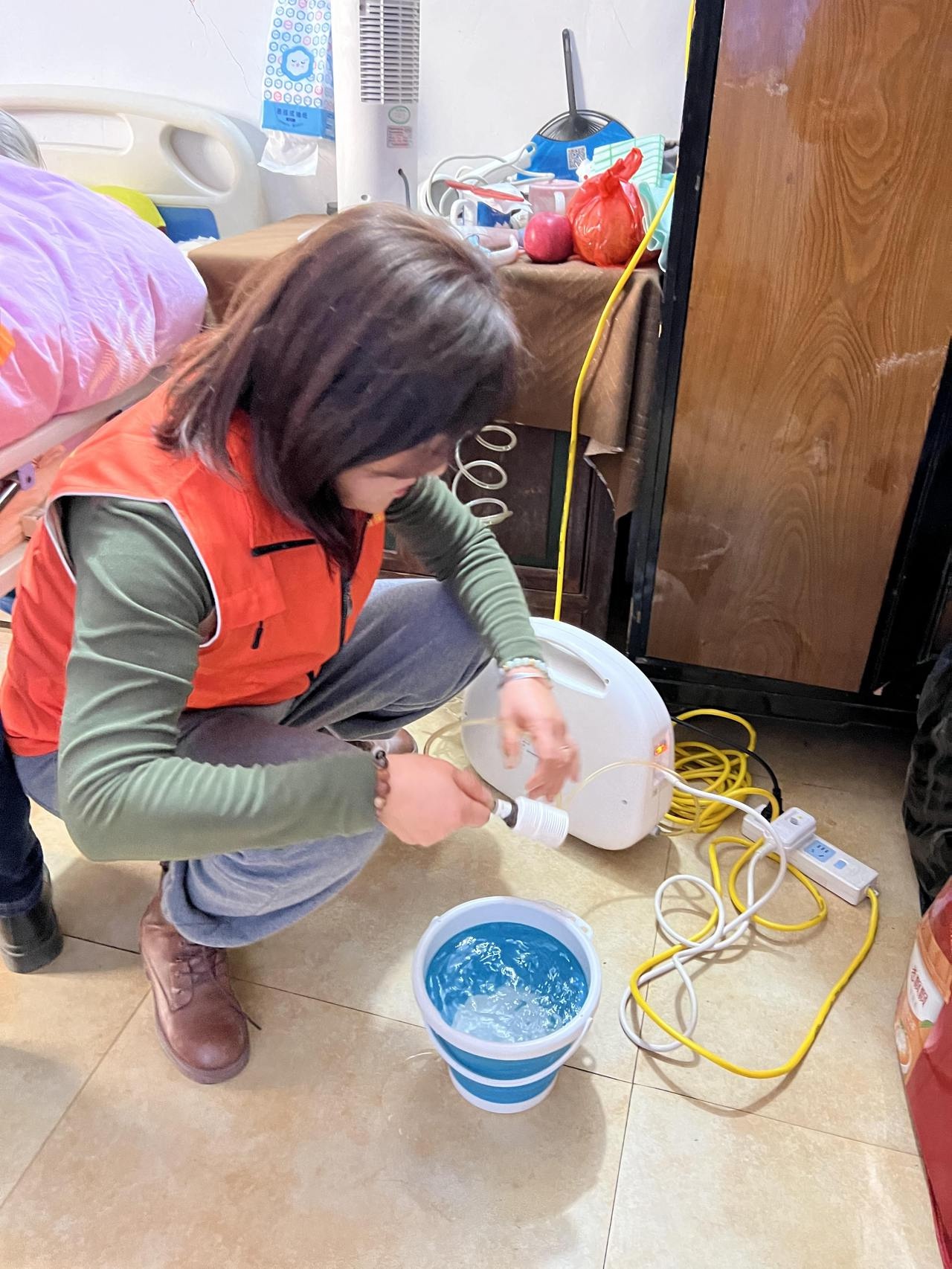 3500万失能老人如何安心洗澡？揭秘老年助浴员的真实工作场景  第2张
