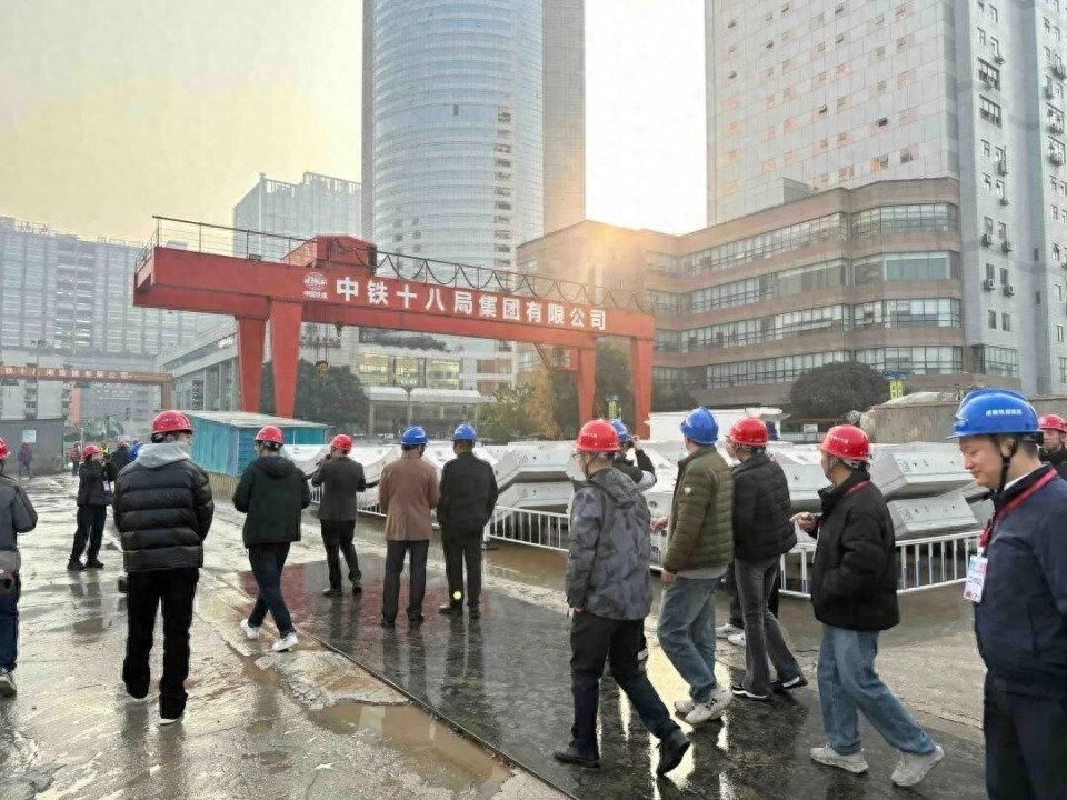 2025年成都地铁18号线三期骡马市站建设大揭秘！市民代表亲临现场，你好奇的地铁建设内幕全在这里