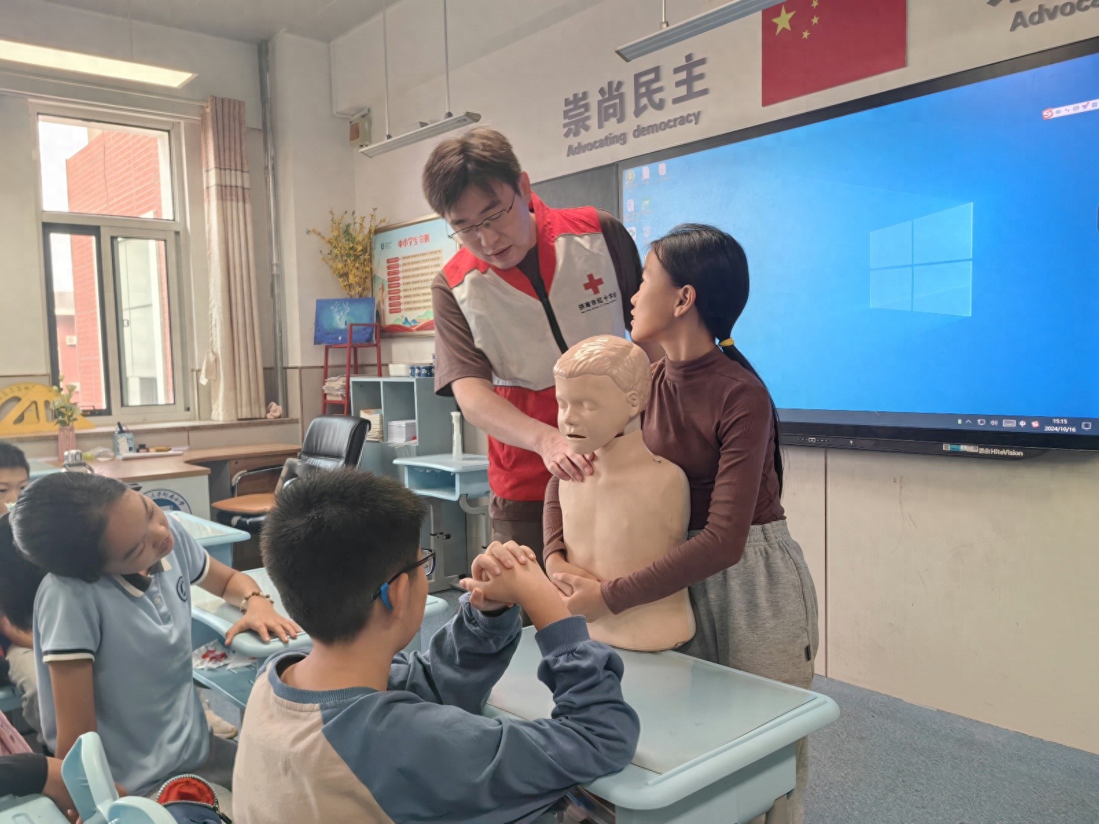 孩子们竟然在课堂上学会了这些救命技能！你家的孩子会吗？  第1张