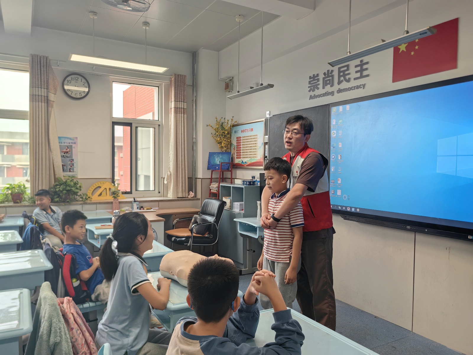 孩子们竟然在课堂上学会了这些救命技能！你家的孩子会吗？  第2张