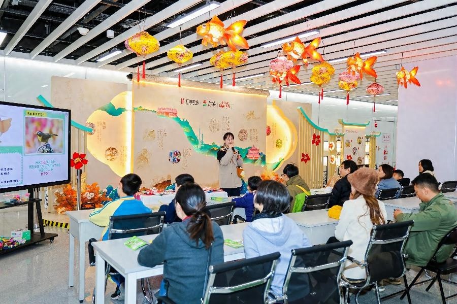 你知道吗？广州市鸟画眉鸟的生活习性竟然如此有趣！快来一起探索城市生态的奥秘