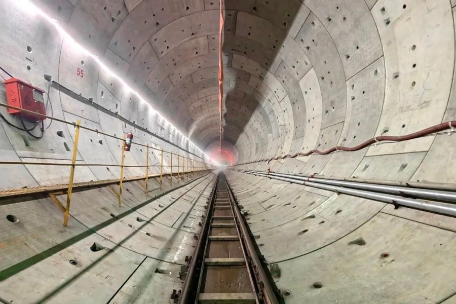 南汇支线建设再创奇迹！166米钢混连续梁如何跨越三级航道？