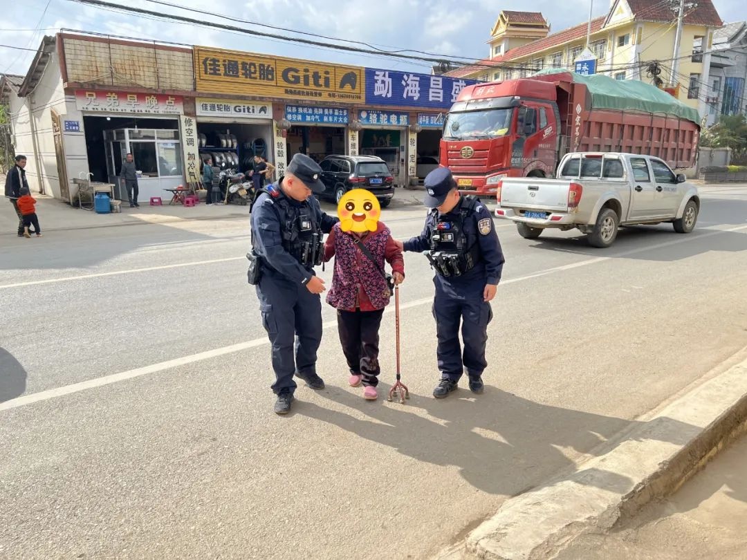 西双版纳公安为民办实事：失而复得的手机和迷路老人的暖心故事，你被感动了吗？  第2张