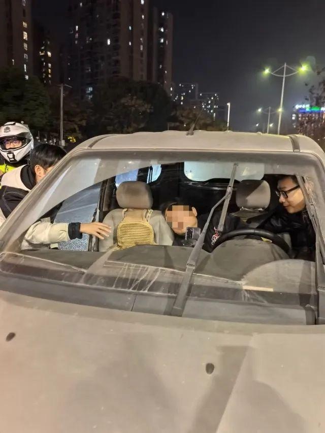 杭州辅警下班路上竟遇‘神兵天降’！他究竟看到了什么惊险一幕？  第2张