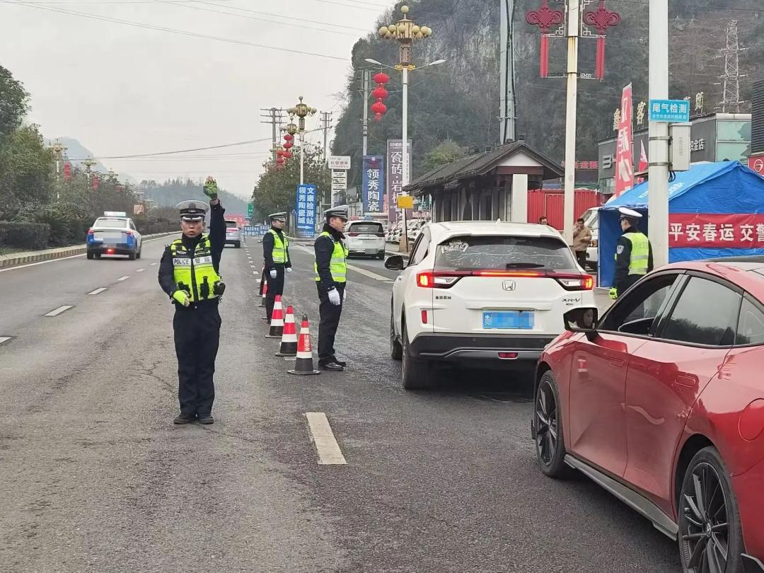祥龙辞岁金蛇舞!毕节公安春节坚守,你知道吗?  第2张
