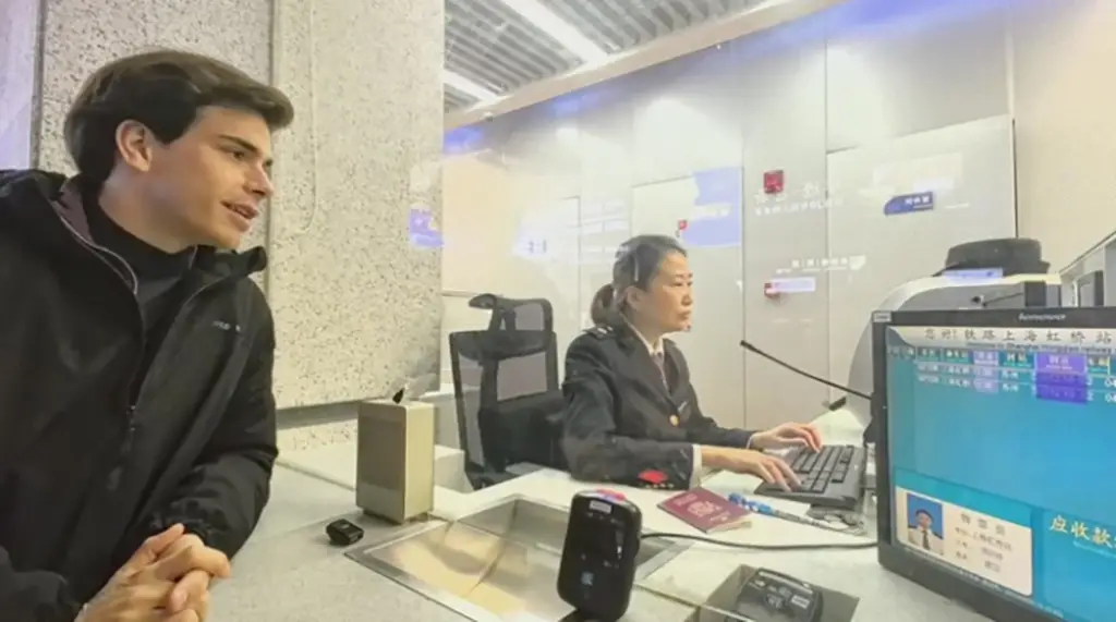 上海虹桥站售票员手速惊人，英语流利！她是如何做到的？