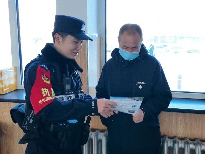 警营里的星辰月下：那些不为人知的感动故事，你准备好被温暖了吗？  第1张