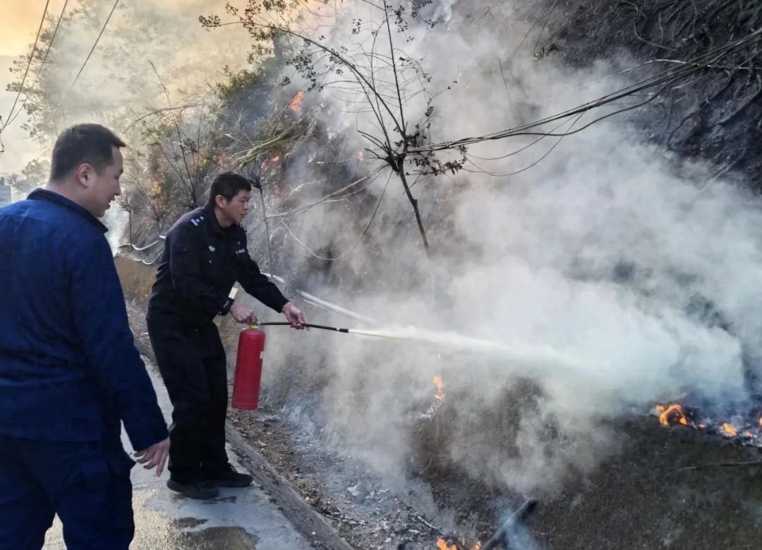 春节假期警民暖心故事不断!民警辅警坚守一线遇火情,他们如何做到有警无险?!  第1张