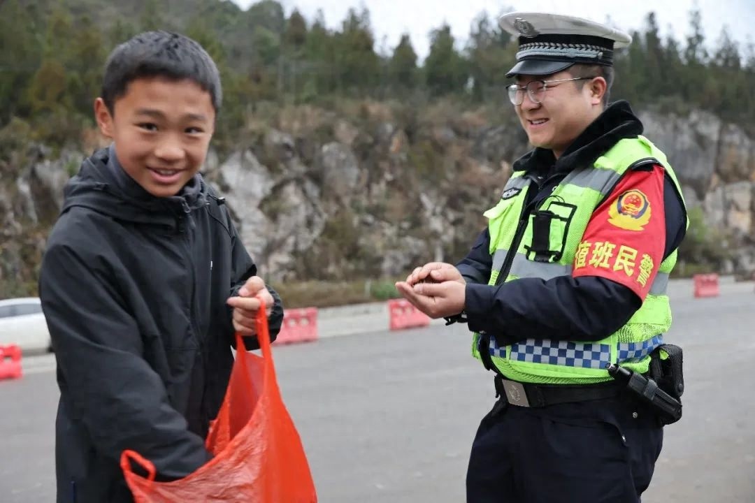 寒风中，民警被俩男孩用瓜子糖感动？背后惊人秘密竟与患病奶奶有关