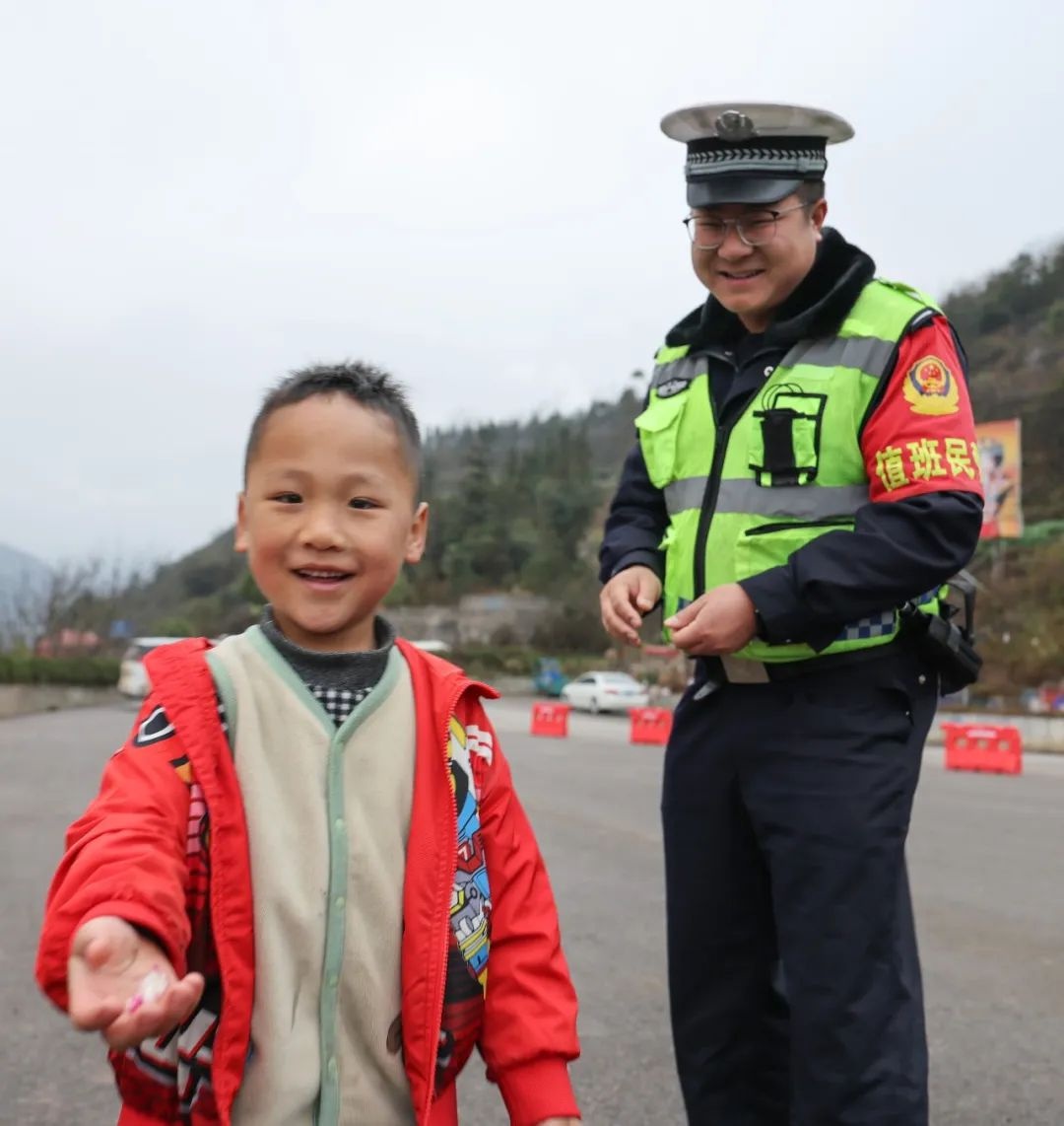 寒风中，民警被俩男孩用瓜子糖感动？背后惊人秘密竟与患病奶奶有关  第2张