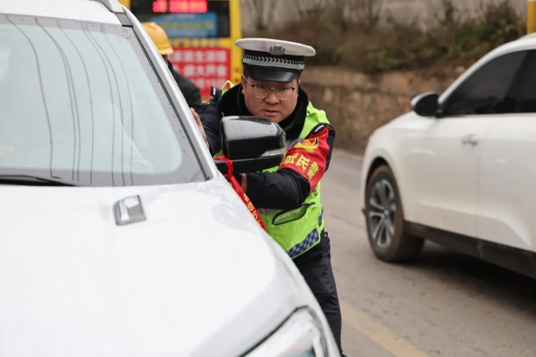 寒风中，民警被俩男孩用瓜子糖感动？背后惊人秘密竟与患病奶奶有关  第5张