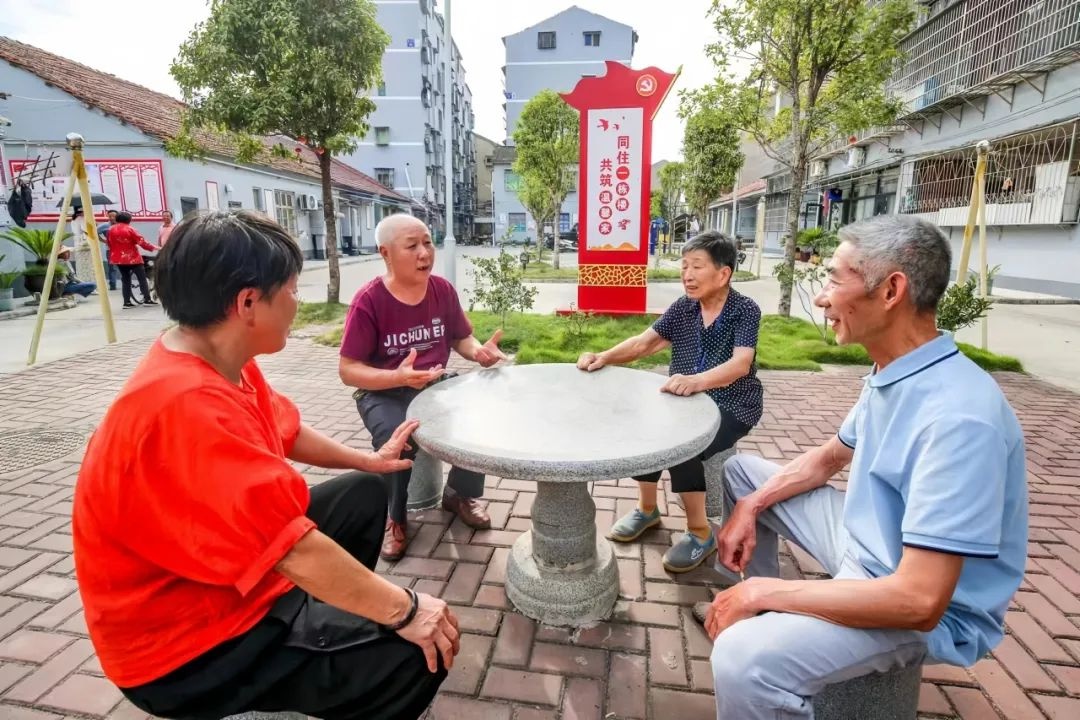 76岁退休干部免费守护小区！你能做到吗?  第2张