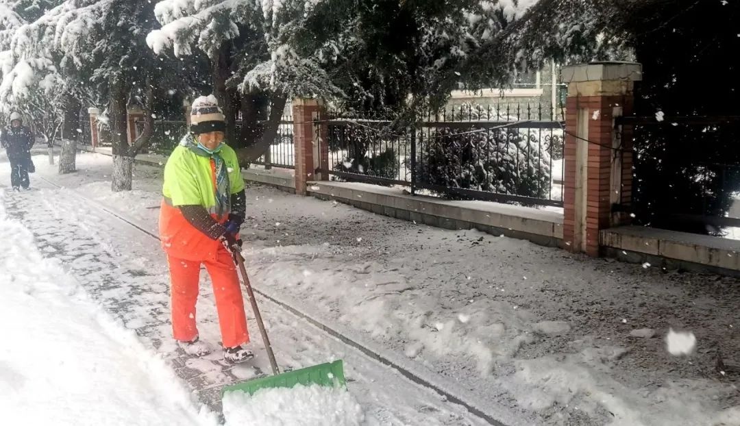 年味是风雪中的坚守！你知道清雪队伍多努力吗？  第7张