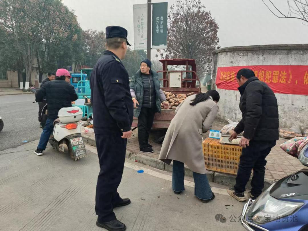 春节阖家团圆时，城管环卫坚守岗位，你知道吗？!  第1张