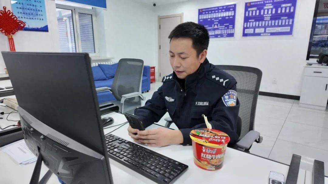 浪漫有多种模样，警察的浪漫是啥? 坚守岗位护平安!