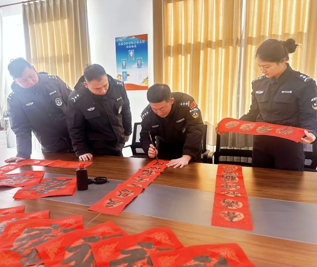 浪漫有多种模样，警察的浪漫是啥? 坚守岗位护平安!  第5张