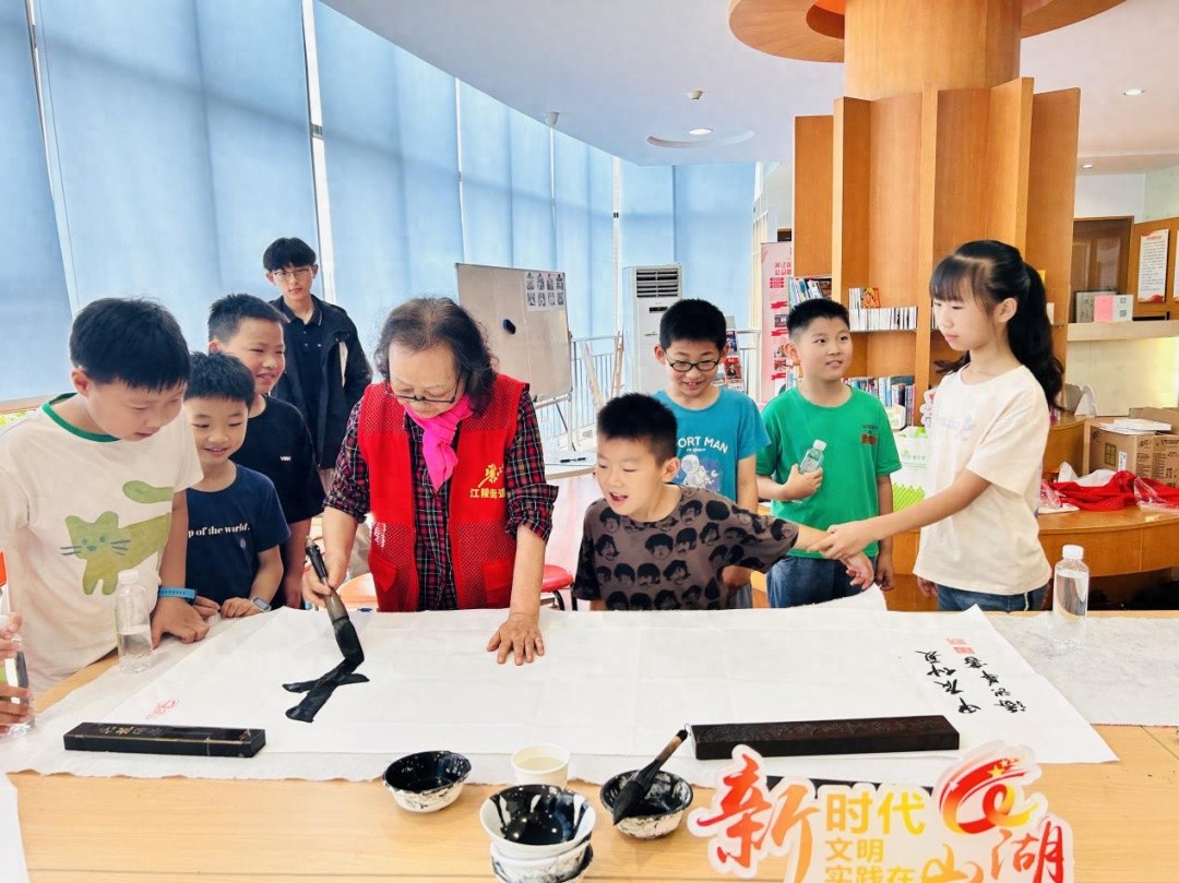 年过半百已退休，为何还在发光发热？走进五老志愿者的故事