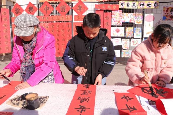 年过半百已退休，为何还在发光发热？走进五老志愿者的故事  第2张